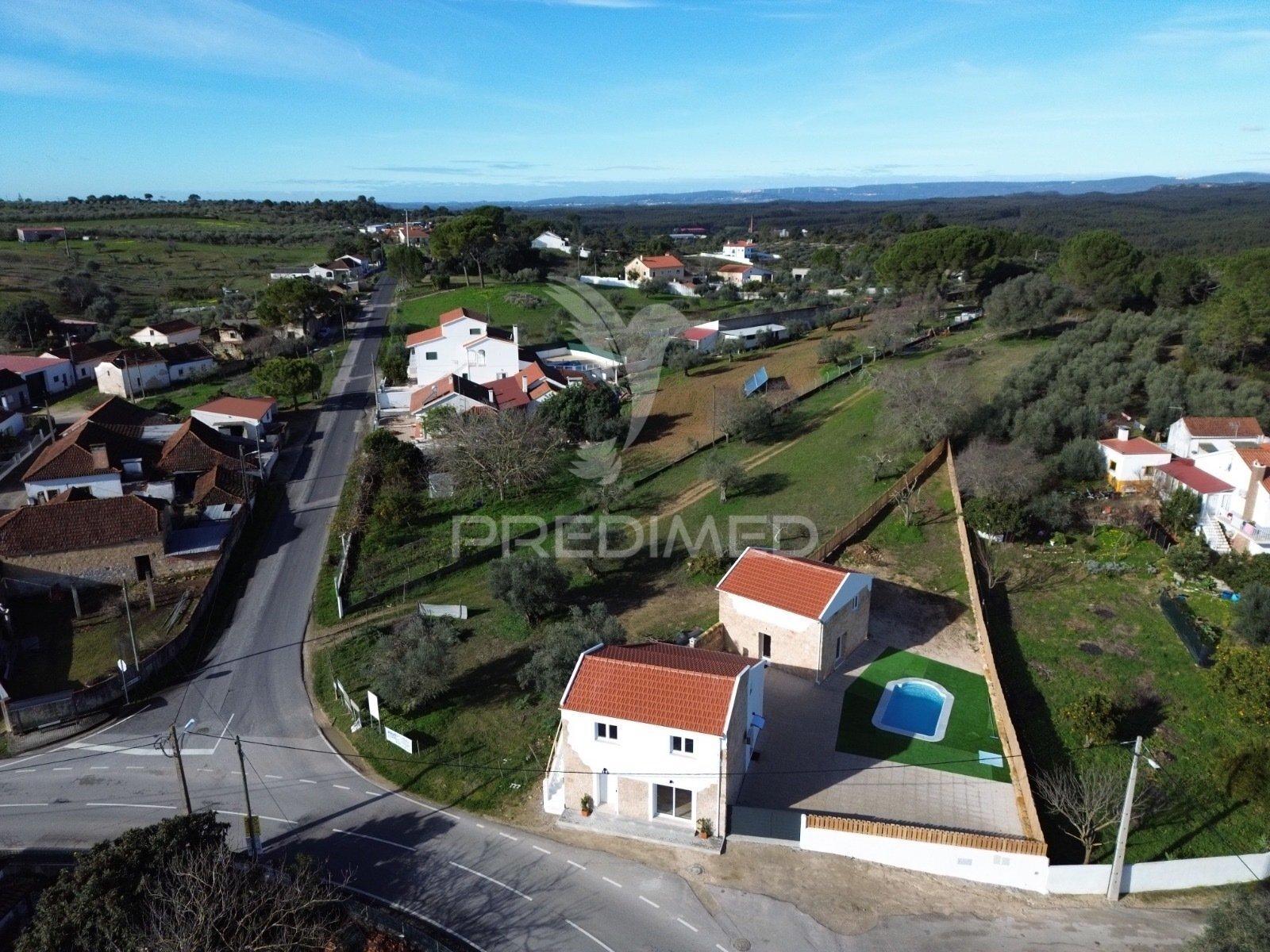 Moradia t3 nova de estilo rústico-contemporâneo com anexo, piscina e espaço exterior