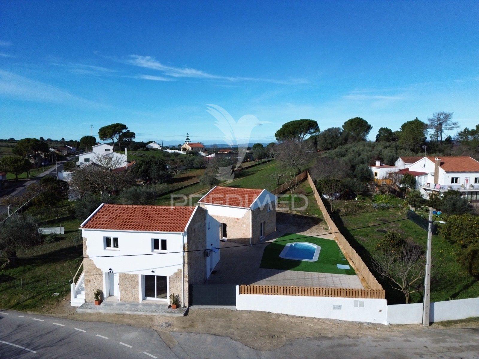 Moradia t3 nova de estilo rústico-contemporâneo com anexo, piscina e espaço exterior
