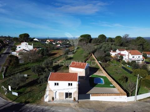 Moradia t3 nova de estilo rústico-contemporâneo com anexo, piscina e espaço exterior