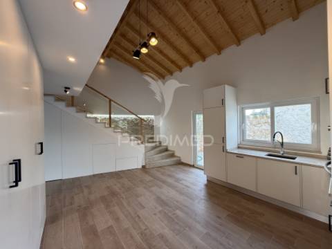 Moradia t3 nova de estilo rústico-contemporâneo com anexo, piscina e espaço exterior