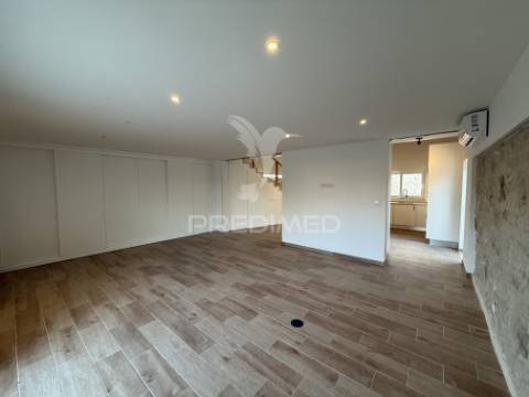 Moradia t3 nova de estilo rústico-contemporâneo com anexo, piscina e espaço exterior