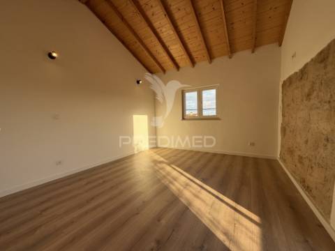 Moradia t3 nova de estilo rústico-contemporâneo com anexo, piscina e espaço exterior