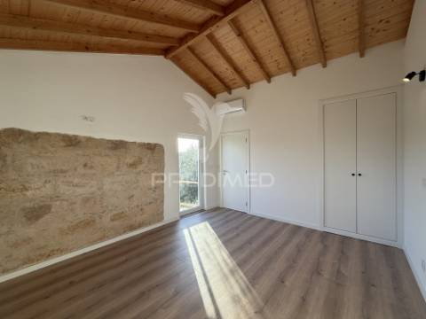 Moradia t3 nova de estilo rústico-contemporâneo com anexo, piscina e espaço exterior