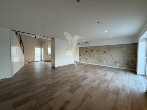 Moradia t3 nova de estilo rústico-contemporâneo com anexo, piscina e espaço exterior