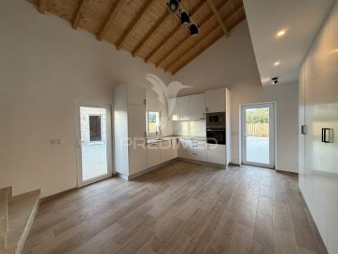 Moradia t3 nova de estilo rústico-contemporâneo com anexo, piscina e espaço exterior