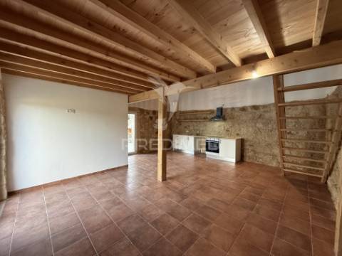 Moradia t3 nova de estilo rústico-contemporâneo com anexo, piscina e espaço exterior