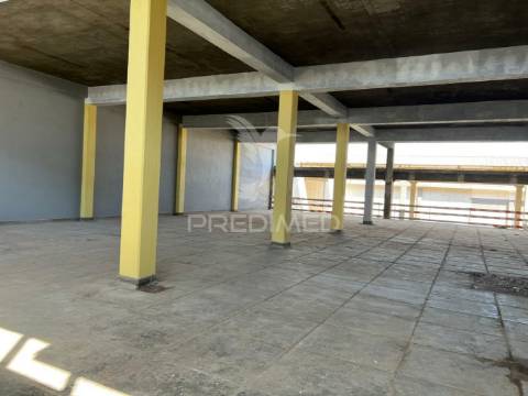 Armazém com área 1750 m2 junto ao aeroporto lisboa