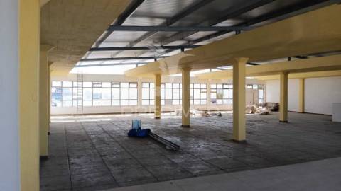 Armazém com área 750 m2 junto ao aeroporto lisboa