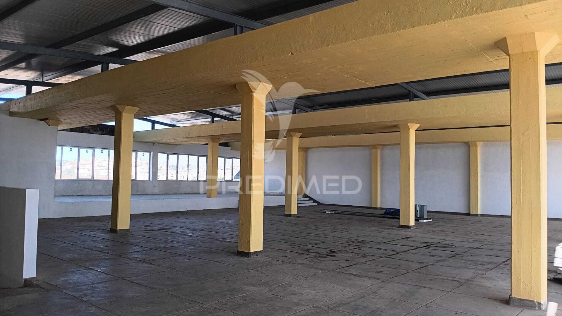 Armazém com área 750 m2 junto ao aeroporto lisboa