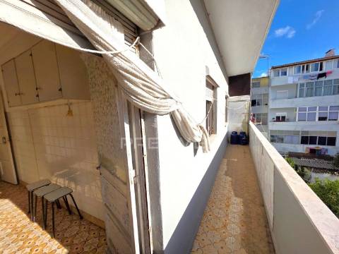 Apartamento t3 com enorme potencial na cova da piedade