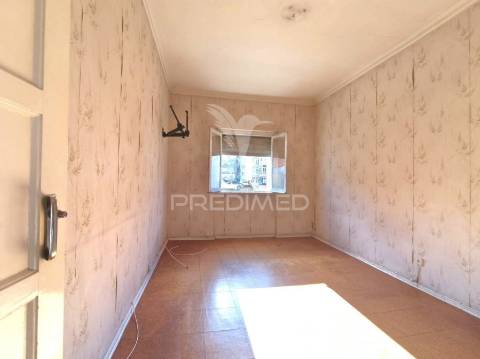 Apartamento t3 com enorme potencial na cova da piedade