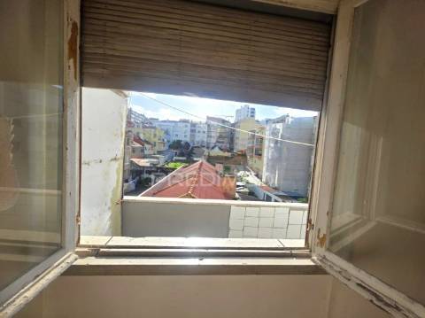 Apartamento t3 com enorme potencial na cova da piedade