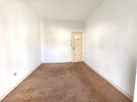 Apartamento t3 com enorme potencial na cova da piedade