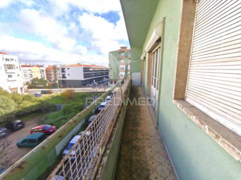 Apartamento t3 com enorme potencial na cova da piedade