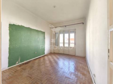 Apartamento t3 com enorme potencial na cova da piedade