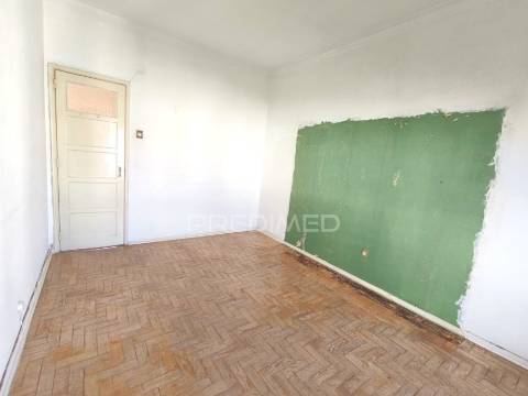 Apartamento t3 com enorme potencial na cova da piedade