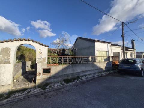 Sem licença -vende se moradia t3 olhos de água /quinta do anjo