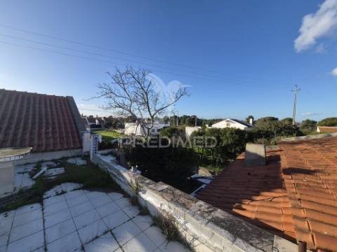 Sem licença -vende se moradia t3 olhos de água /quinta do anjo