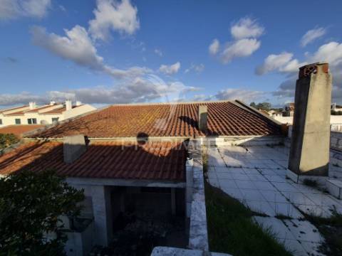 Sem licença -vende se moradia t3 olhos de água /quinta do anjo