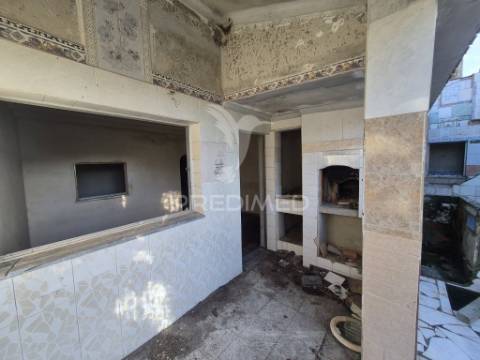 Sem licença -vende se moradia t3 olhos de água /quinta do anjo