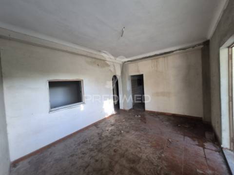 Sem licença -vende se moradia t3 olhos de água /quinta do anjo