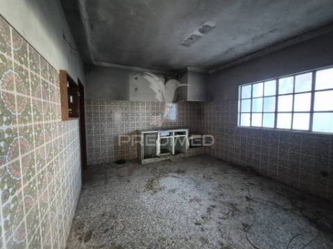 Sem licença -vende se moradia t3 olhos de água /quinta do anjo