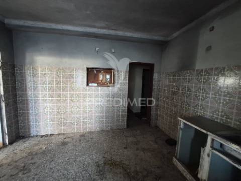 Sem licença -vende se moradia t3 olhos de água /quinta do anjo