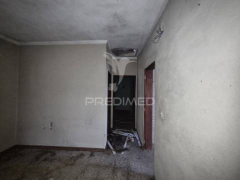 Sem licença -vende se moradia t3 olhos de água /quinta do anjo