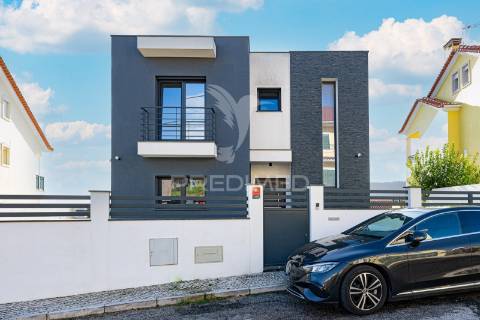 Moradia t5 moderna com piscina – são joão dos montes