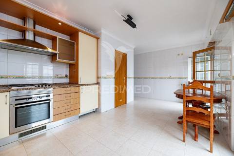 Apartamento t2 com parqueamento e arrecadação - vialonga