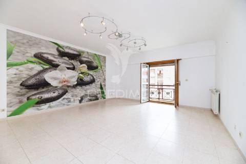 Apartamento t2 com parqueamento e arrecadação - vialonga