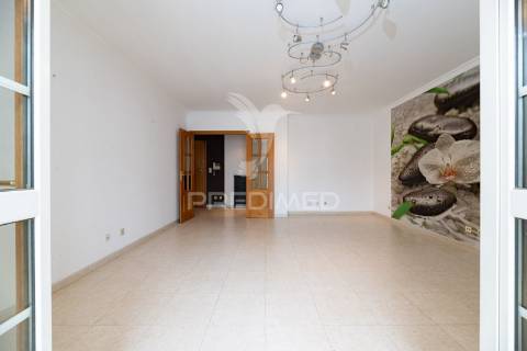 Apartamento t2 com parqueamento e arrecadação - vialonga
