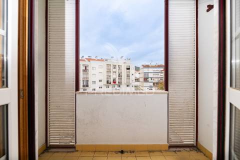 Apartamento t2 com parqueamento e arrecadação - vialonga