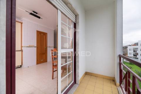 Apartamento t2 com parqueamento e arrecadação - vialonga