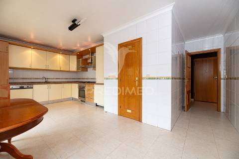 Apartamento t2 com parqueamento e arrecadação - vialonga