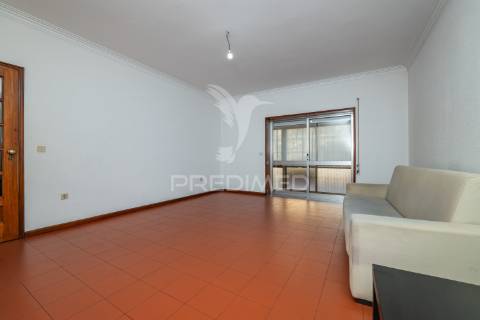 Apartamento t3 para venda na rua dos congregados.