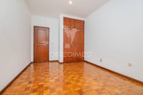 Apartamento t3 para venda na rua dos congregados.