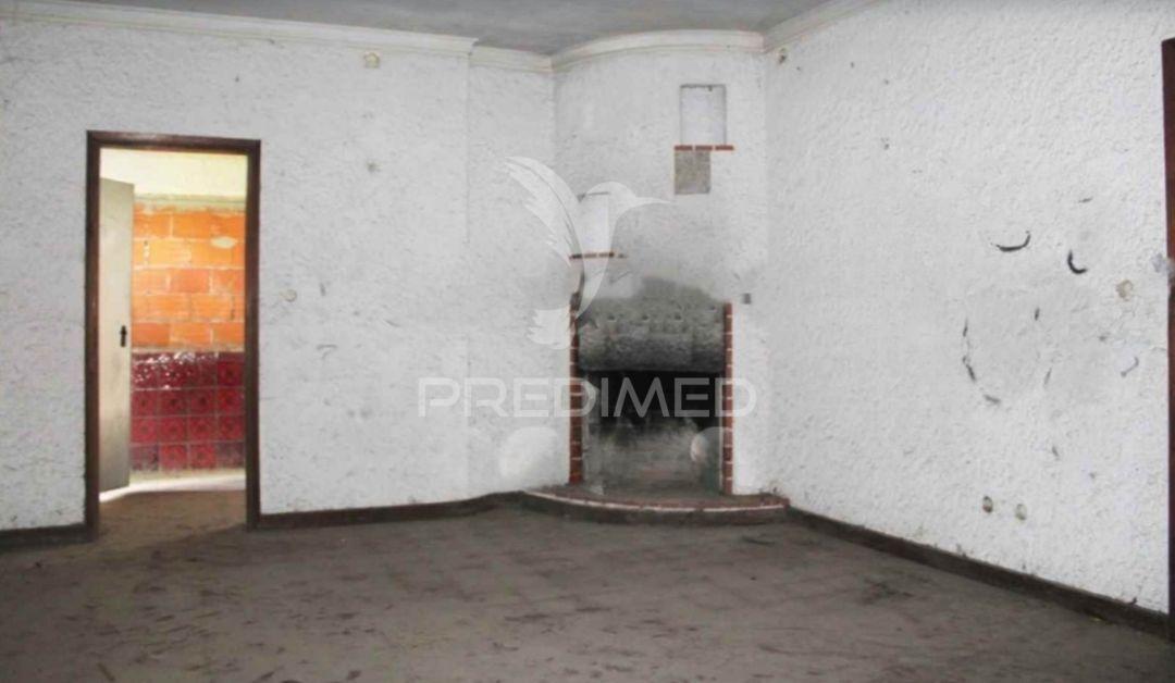 Moradia t4  em albergaria para restaurar