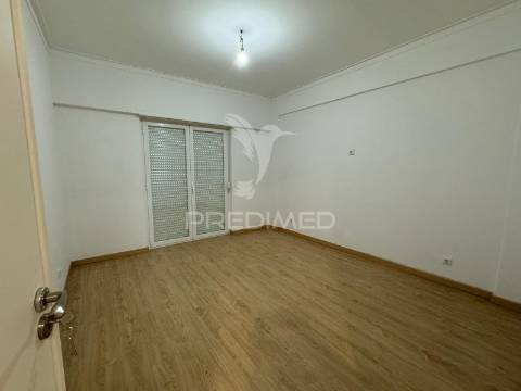 Lisboa t3 benfica junto av.uruguai remodelado