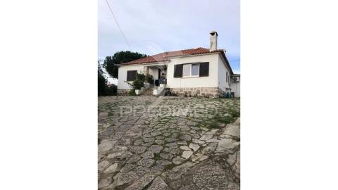 Propriedade com grande terreno em albarraque