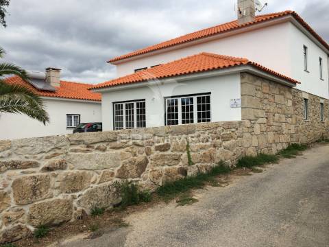 Quinta em monção com moradias independentes, vinha de alvarinho e adega - brbeita
