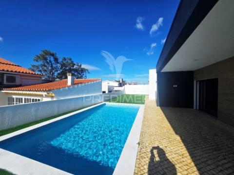 Moradia isolada térreat4, c/piscina e garagem, em azeitão