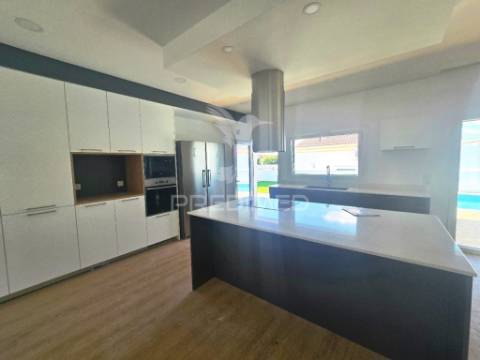 Moradia isolada térreat4, c/piscina e garagem, em azeitão