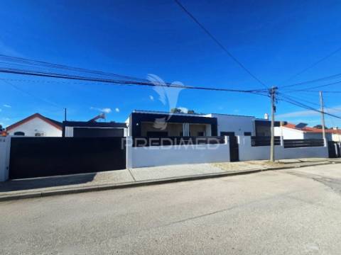 Moradia isolada térreat4, c/piscina e garagem, em azeitão