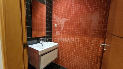 Apartamento t4 em condomínio fechado com piscina e garagem box praia da rocha