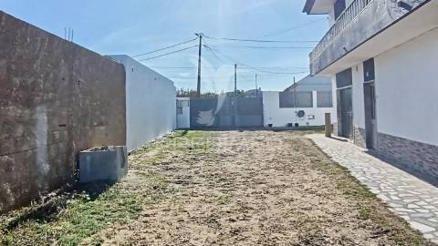Moradia t3 + 2 com ampla área externa