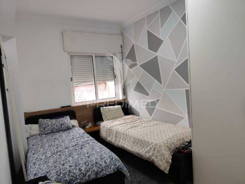 T3 + 1 , remodelado, com varanda