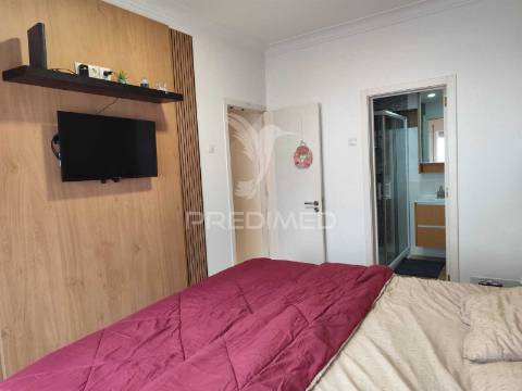T3 + 1 , remodelado, com varanda
