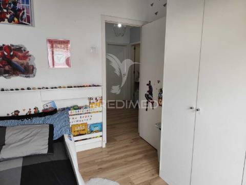 T3 + 1 , remodelado, com varanda
