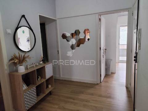 T3 + 1 , remodelado, com varanda
